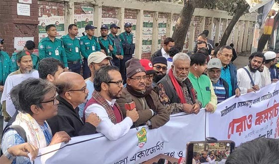 পুরস্কার কেলেঙ্কারির শাস্তির দাবিতে বাংলা একাডেমি ঘেরাও