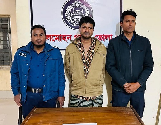 লালমোহনে ১০০ পিচ ইয়াবাসহ মাদকসম্রাট আটক