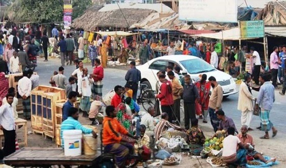 সড়ক-মহাসড়কের পাশে অবৈধ হাট-বাজার বাড়াচ্ছে দুর্ঘটনা