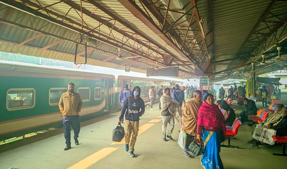 রংপুরে অনিদৃষ্টকালের রেল ধর্মঘট, যাত্রীদের চরম দূর্ভোগ