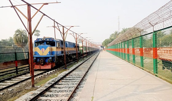 বেনাপোল থেকে ট্রেন চলাচল বন্ধ: চরম দুর্ভোগে যাত্রীরা