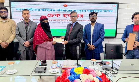 ঝিনাইদহে সড়ক দুর্ঘটনায় ক্ষতিগ্রস্তদের ৬০ লাখ টাকার চেক