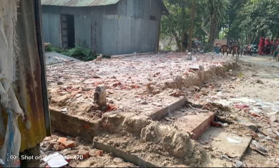 মাদারীপুরে জমি দখলে নিতে ঘরবাড়ি গুঁড়িয়ে দিলো প্রতিপক্ষ