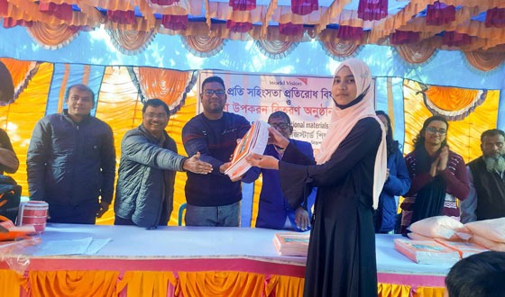 বীরগঞ্জে শিশুদের মাঝে শিক্ষা উপকরণ ও মশারি বিতরণ