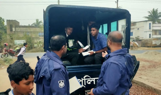 ছাত্রীদের উত্যক্ত করায় তিন বখাটকে পুলিশে দিলেন শিক্ষক
