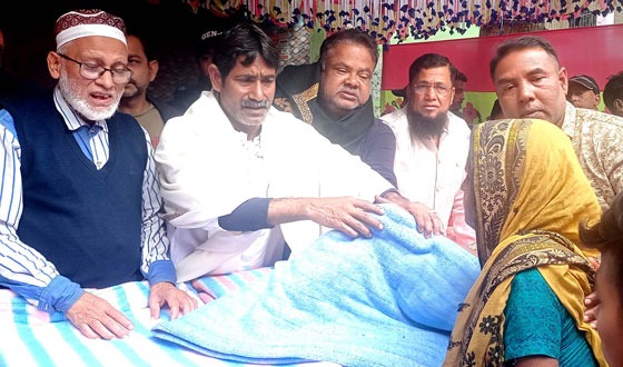 টাঙ্গাইলের পোড়াবাড়ীতে শীতার্তদের মাঝে শীত বস্ত্র বিতরণ