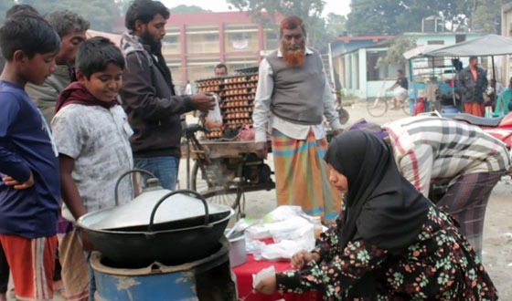 ডিম বিক্রি করছেন চট্টগ্রাম বিশ্ববিদ্যালয় ছাত্রী