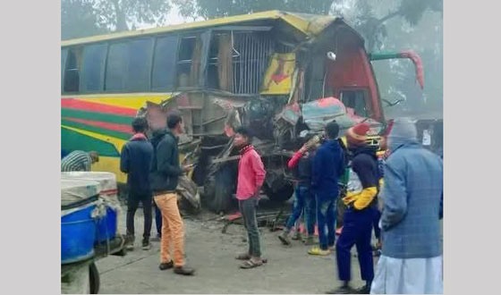 সৈয়দপুরে ঘন কুয়াশায় একই স্থানে ৬ গাড়ীর দুর্ঘটনা