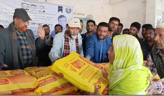 সরিষাবাড়ীতে শীতার্ত মানুষের মাঝে কম্বল বিতরণ