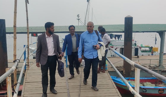 উত্তর মেঘনায় মরা মাছ ভেসে ওঠার ঘটনায় তদন্ত টিমের পরিদর্শন