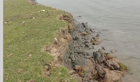 বালুমহাল থেকে বালু উত্তোলন করাকে কেন্দ্র করে উত্তেজনাকর পরিস্থিতি