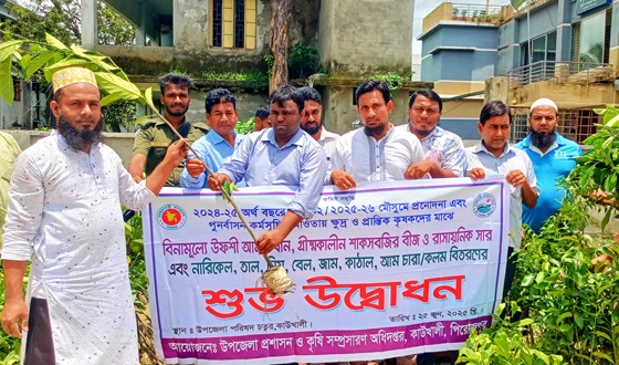 কাউখালীতে শিক্ষার্থীদের মাঝে চারা বিতরণ