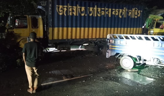 গজারিয়ায় সড়ক দুর্ঘটনায় কাভার্ড ভ্যান চালক নিহত