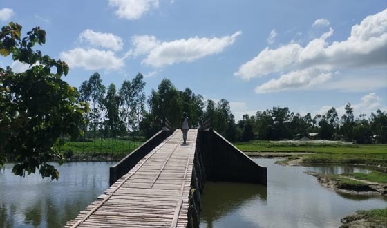 ব্রীজ আছে সংযোগ নেই, বাঁশের সাঁকো দিয়ে ব্রীজ পারপার