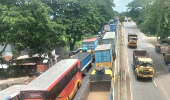 গজারিয়ায় মহাসড়কে ৫ কিলোমিটার দীর্ঘ যানজট