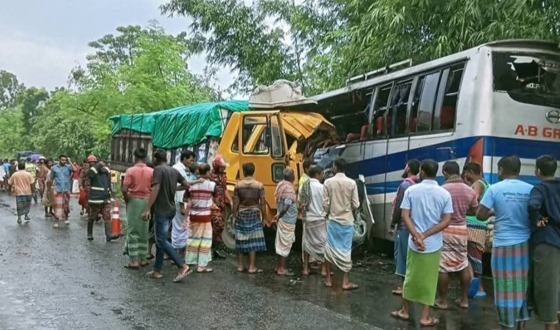 সাঁথিয়ায় বাস-ট্রাকের মুখোমুখি সংঘর্ষে নিহত ৩