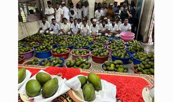 কক্সবাজার কারাগারে বন্দিদের মাঝে আম-কাঁঠাল বিতরণ