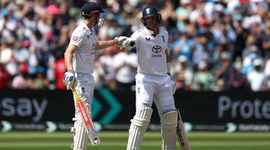 ধ্বংসস্তূপ থেকে ইংল্যান্ডকে টেনে তুললেন ব্রুক-স্মিথ