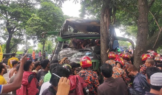 গজারিয়ায় বাস ও ট্রাকের সংঘর্ষ, নিহত ১