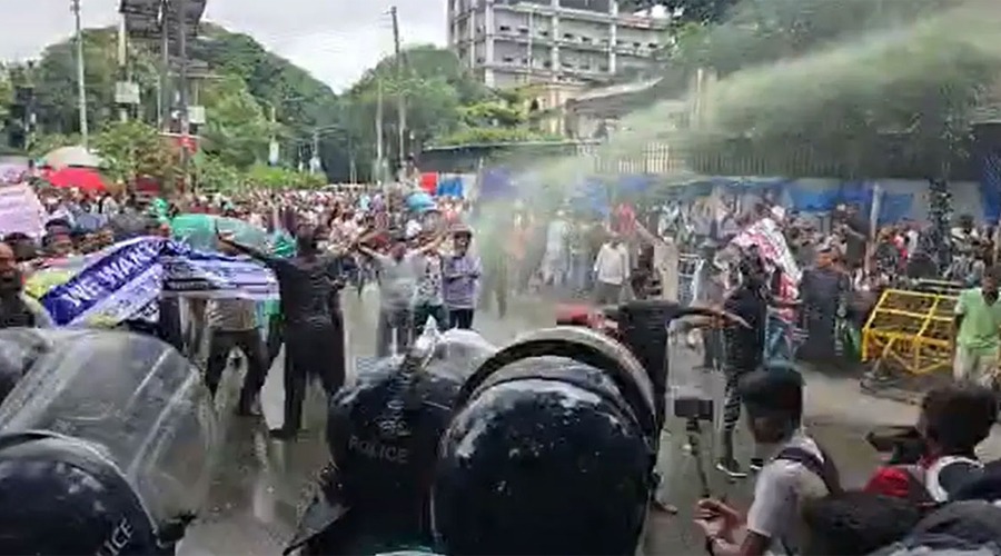 চাকরিচ্যুত বিডিআর সদস্যদের অবস্থান কর্মসূচীতে জলকামান-সাউন্ড গ্রেনেড নিক্ষেপ