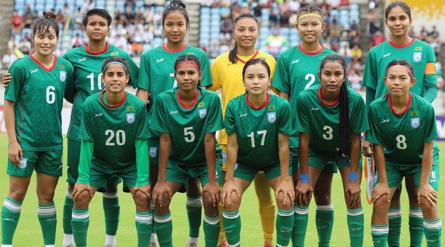 নারী ফুটবলারদের জন্য ৫০ লাখ টাকা পুরস্কার ঘোষণা