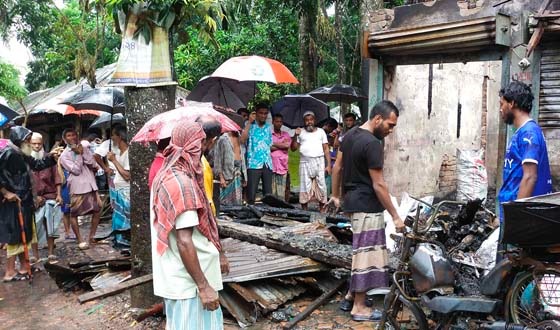নাজিরপুরে আগুনে ৩টি দোকান পুড়ে ছাই