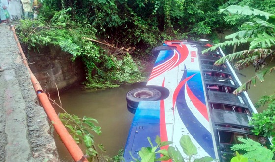 ব্রিজের রেলিং ভেঙ্গে খালের মধ্যেযাত্রীবাহি পরিবহন, আহত ২৫