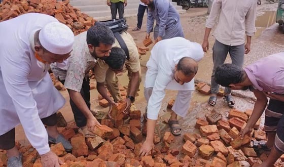 ফুলবাড়ীয়ায় জামায়াতে ইসলামীর উদ্যোগে ভাঙা রাস্তা সংস্কার