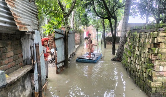টানা বৃষ্টিতে সাতক্ষীরায় শিক্ষাঙ্গনে জলাবদ্ধতা: ভোগান্তিতে শিক্ষার্থীরা