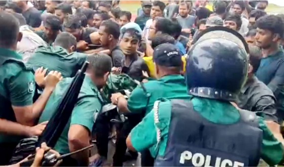 বরিশালে মহাসড়ক অবরোধ করে শিক্ষার্থীদের বিক্ষোভ