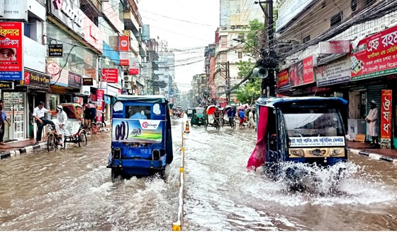 বরিশালে টানা বৃষ্টিতে তলিয়ে গেছে সড়ক