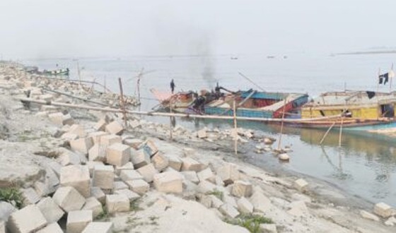 চিলমারীতে ব্রহ্মপুত্র নদ থেকে ড্রেজার দিয়ে বালু উত্তোলন