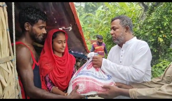 বাউফলে বিএনপি'র নগদ অর্থ ও খাদ্য সামগ্রী বিতরণ