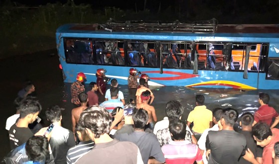 পীরগাছায় বিয়ের বাস পুকুরে পড়ে নিহত ৩