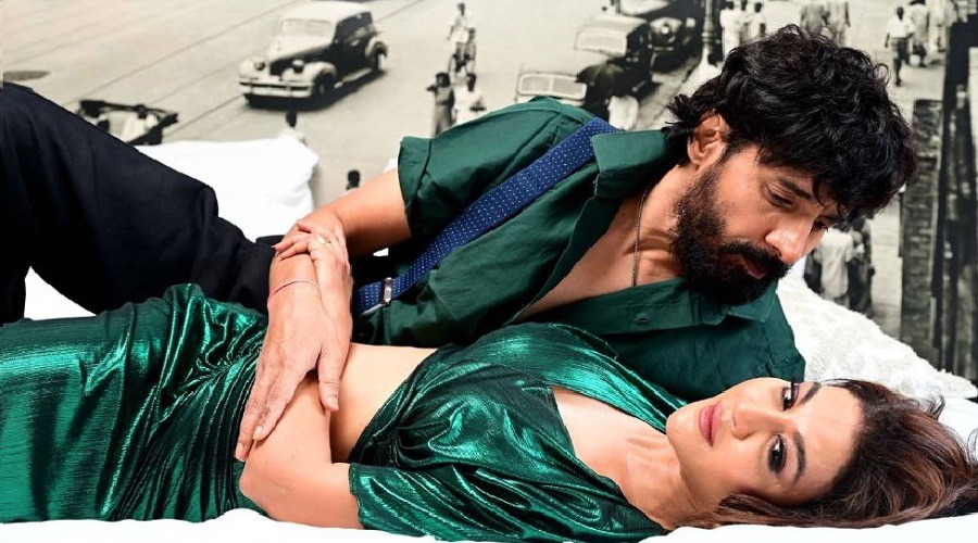 রোম্যান্টিক পোজ ভক্তদের চমকে দিলেন জয়া