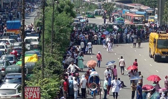 অবরোধে অচল মহাখালী-এয়ারপোর্ট সড়ক, যান চলাচলে বিকল্প নির্দেশনা