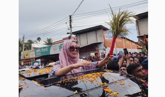 লাকসামে দোলা আজিমের শোডাউন, রাজনীতিতে যাত্রা শুরু