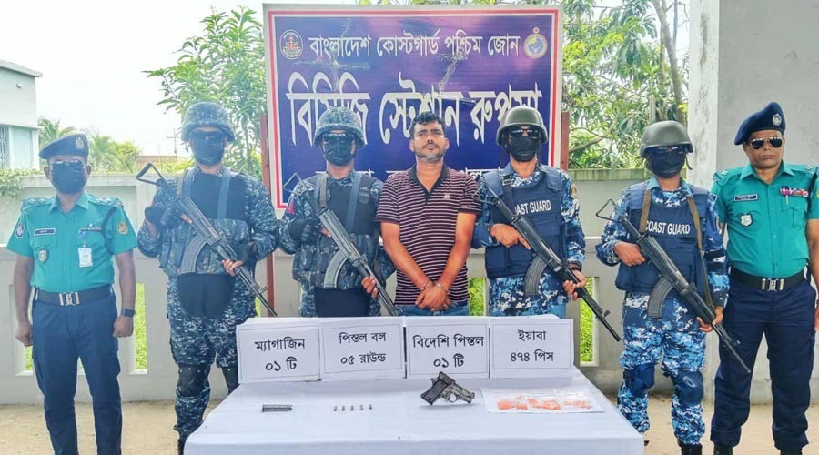 খুলনায় আবাসিক হোটেলে যৌথ অভিযানে পিস্তল-মাদকসহ আটক ১