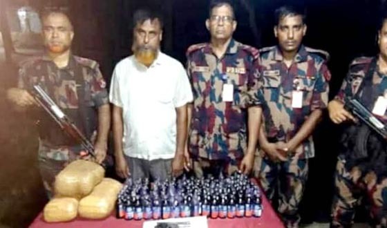 দৌলতপুর সীমান্তে মাদক-অস্ত্রসহ ইউপি সদস্য আটক