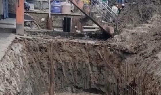 দৌলতপুরের আল্লার দর্গায় ড্রেনেজ ব্যবস্থা কাজ অবৈধ স্থাপনার কারণে বাধা গ্রস্ত