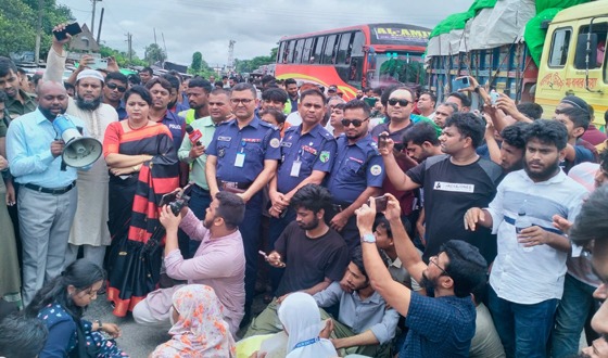 স্বাস্থ্য কর্মকর্তার অপসারণের দাবিতে মহাসড়ক অবরোধ