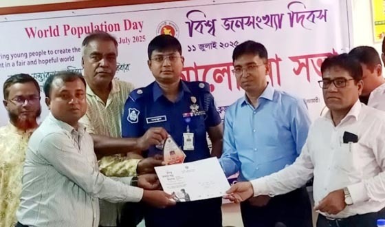 নীলফামারীতে বিশ্ব জনসংখ্যা দিবসে সম্মাননা পেলো নয় ব্যক্তি প্রতিষ্ঠান