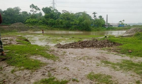 রূপসায় সরকারি রাস্তা দখল করে ইট তৈরির পট বানিয়ে ব্যবসার অভিযোগ