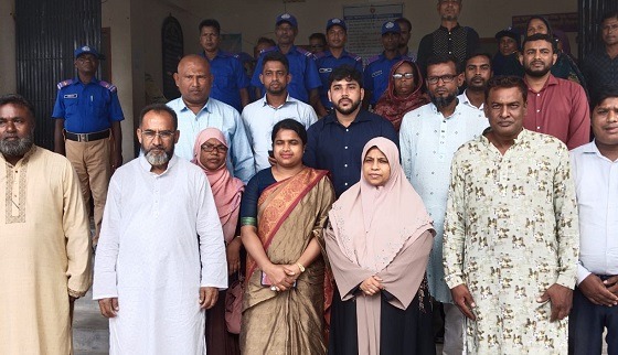 পাঁচবিবিতে জেলা প্রশাসকের বালিঘাটা ইউনিয়নের গ্রাম আদালত পরিদর্শন