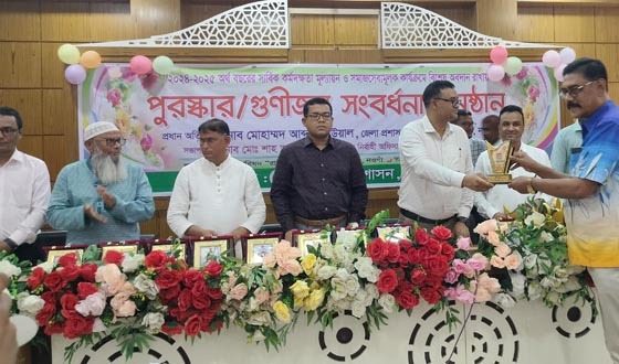 মান্দায় কর্মদক্ষতা ও সমাজসেবায় অবদানে গুণীজন সংবর্ধনা