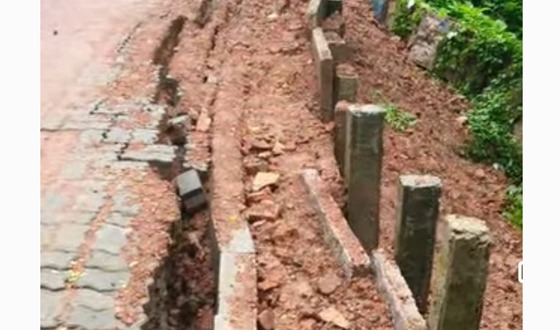 কালীগঞ্জে ব্লক রাস্তা নির্মানের একদিন ধোসে গেল