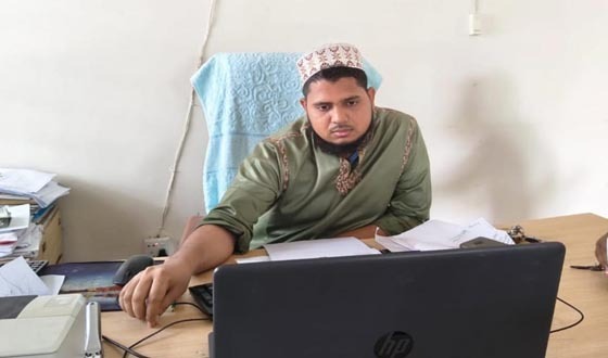 ইন্দুরকানীতে ভূমি কর্মকর্তার চেয়ারে বসে দাপ্তরিক কাজ করেন কম্পিউটার ব্যবসায়ী