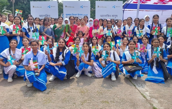 রাজশাহীতে শিক্ষার্থীদের পুরস্কার দিল বিশ্বসাহিত্য কেন্দ্র ও গ্রামীণফোন