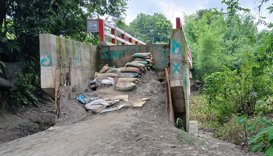 সেতুর সঙ্গে সড়ক নেই : দুর্ভোগে লক্ষাধিক মানুষ