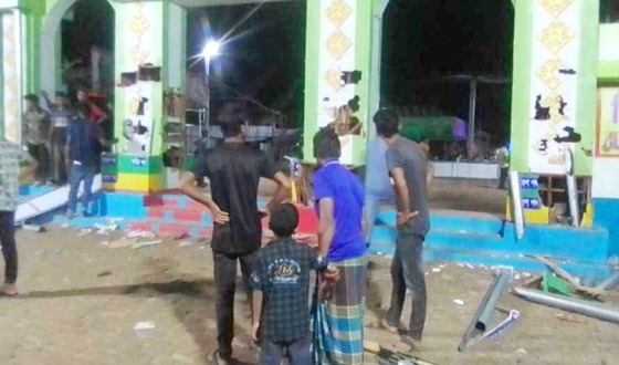 নীলফামারীর বিক্ষুব্ধ জনতা ভেঙ্গে দিল কুটির শিল্পমেলা